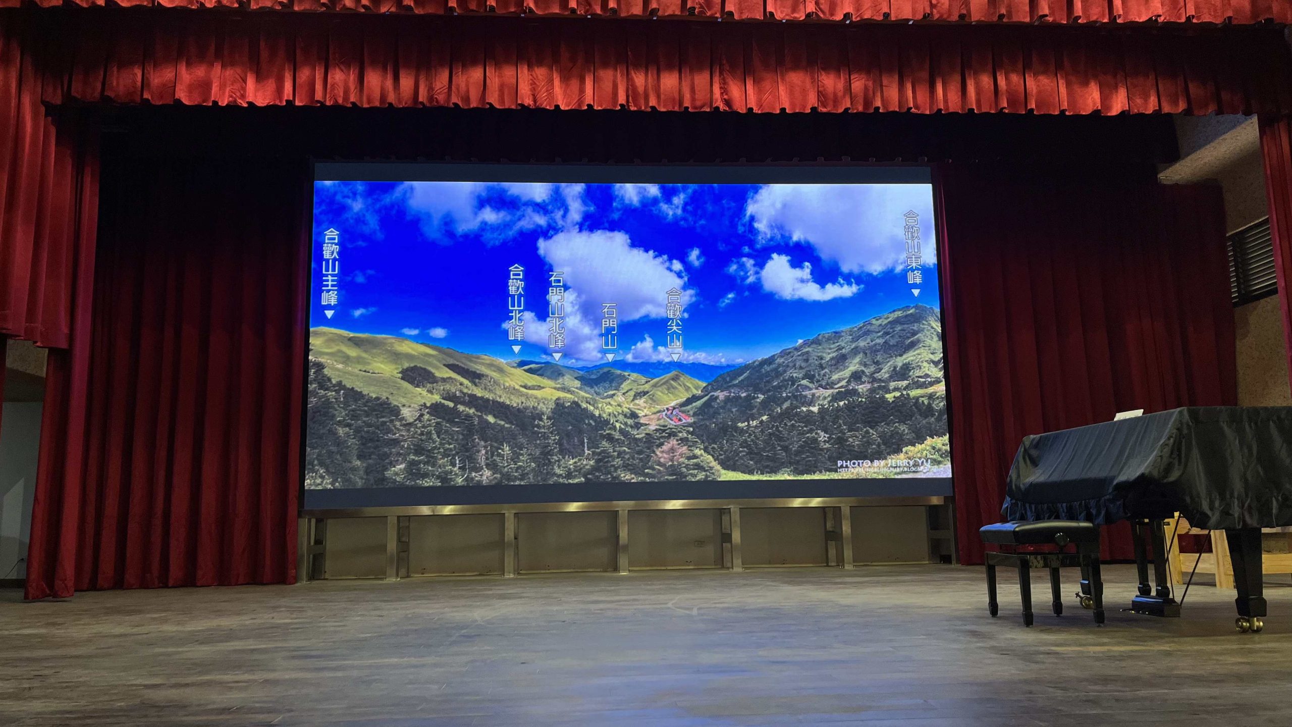 Indoor P2.5 LED display2